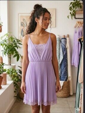 LastChance-XS LYNNE Lavender V-Neck Lace-Panel Pleated Dress**